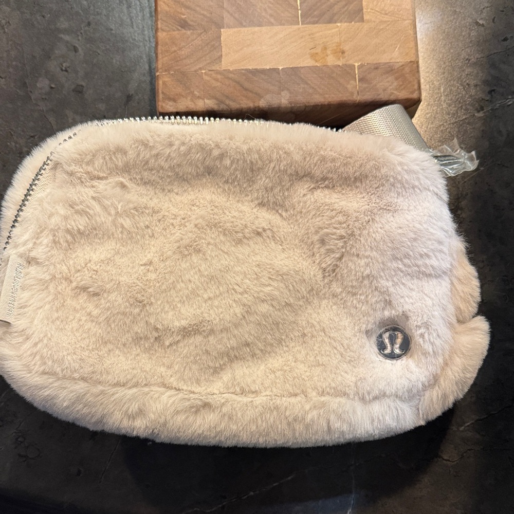 Lululemon Everywhere Bone/Silver Plush Fleece Belt Bag NWT